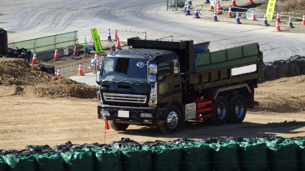 山内あいののダム改修工事のため大型車両が出入りします