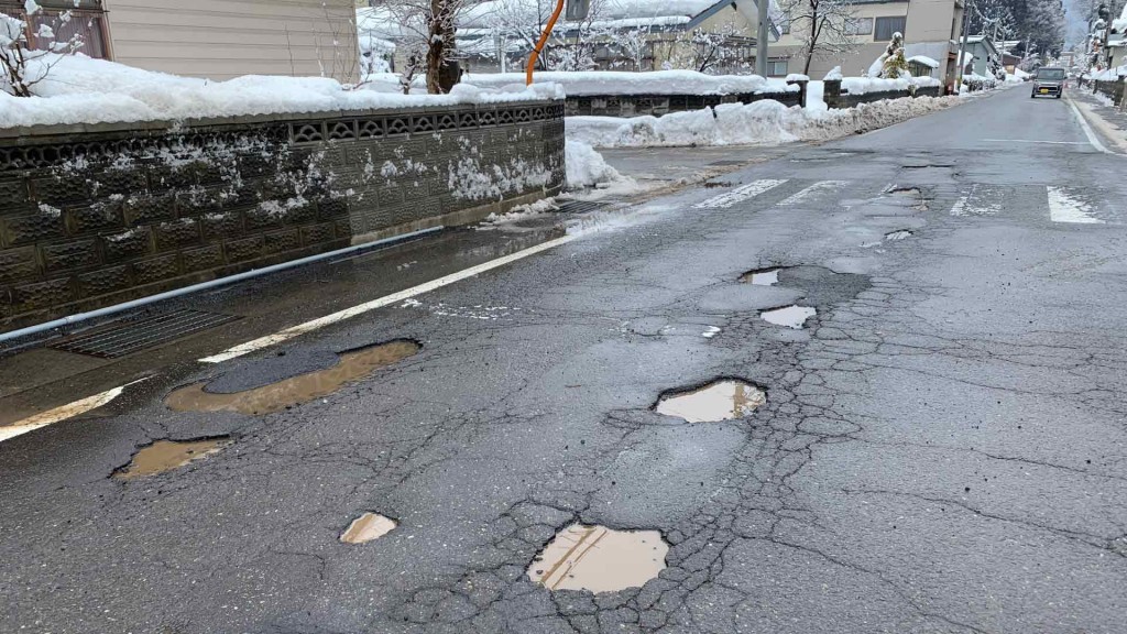 「道路の穴ぼこ」を発見したらご連絡ください