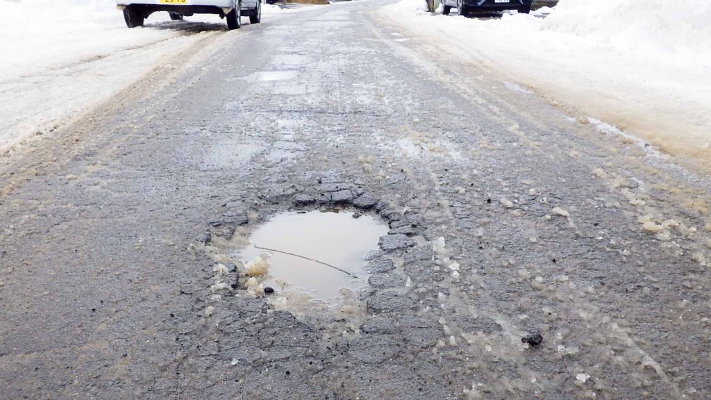「道路の穴ぼこ」を発見したらご連絡ください