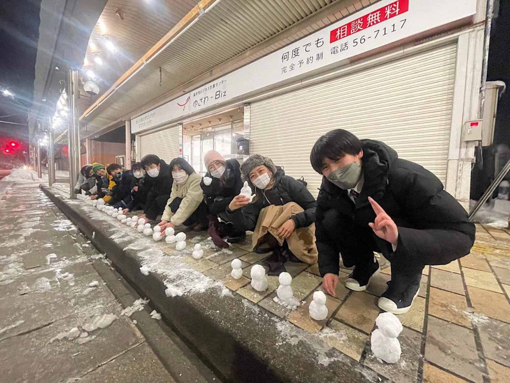 湯沢の商店街に「ミニ雪だるま」ずらり　地元高校生が呼び掛け、市民11人で