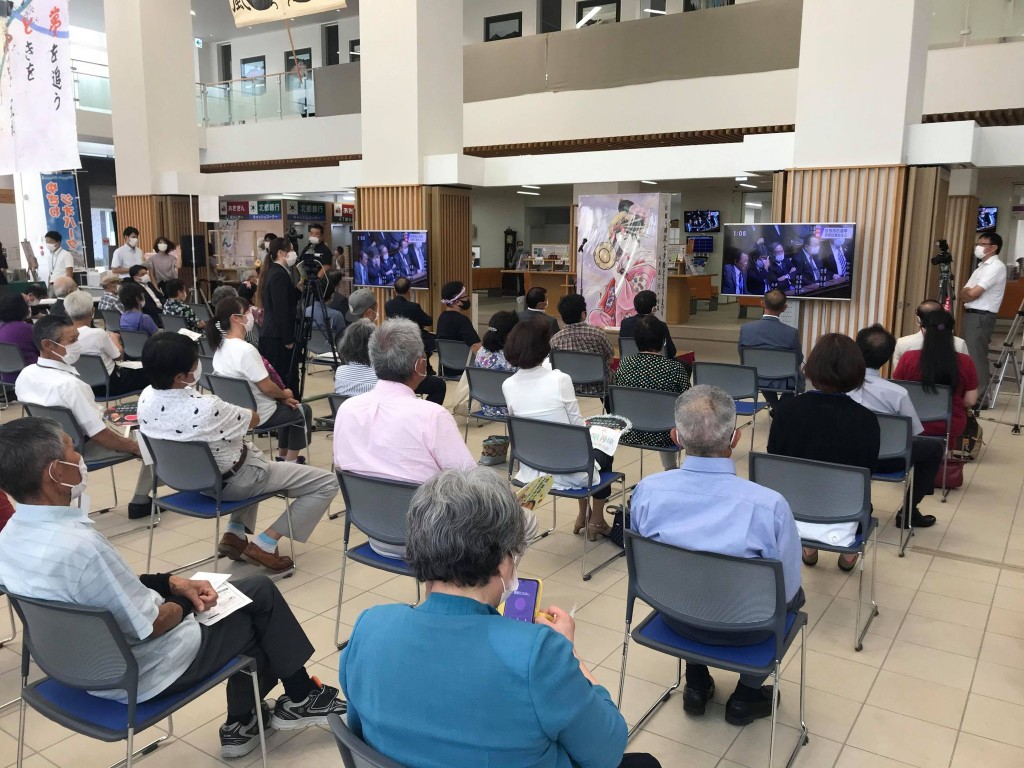 湯沢市役所で臨時国会中継のパブリックビューイング　菅首相誕生に市民沸く