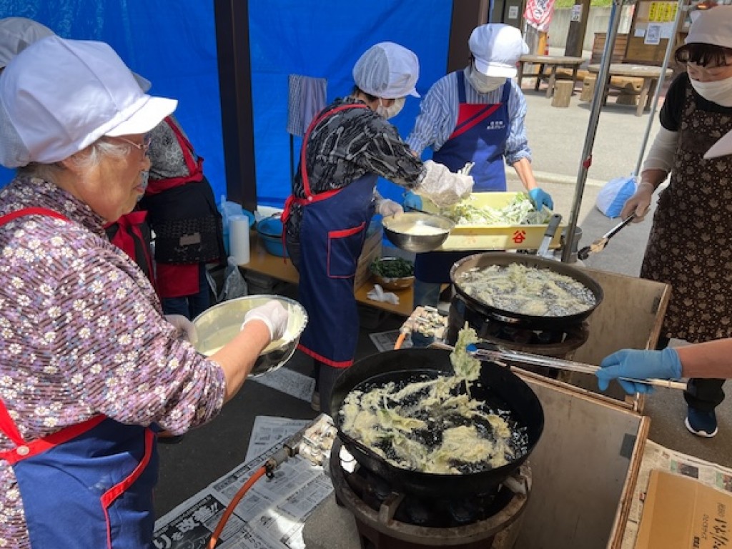 横手・山内の道の駅で「山菜まつり」　3500人が山の恵みを楽しむ