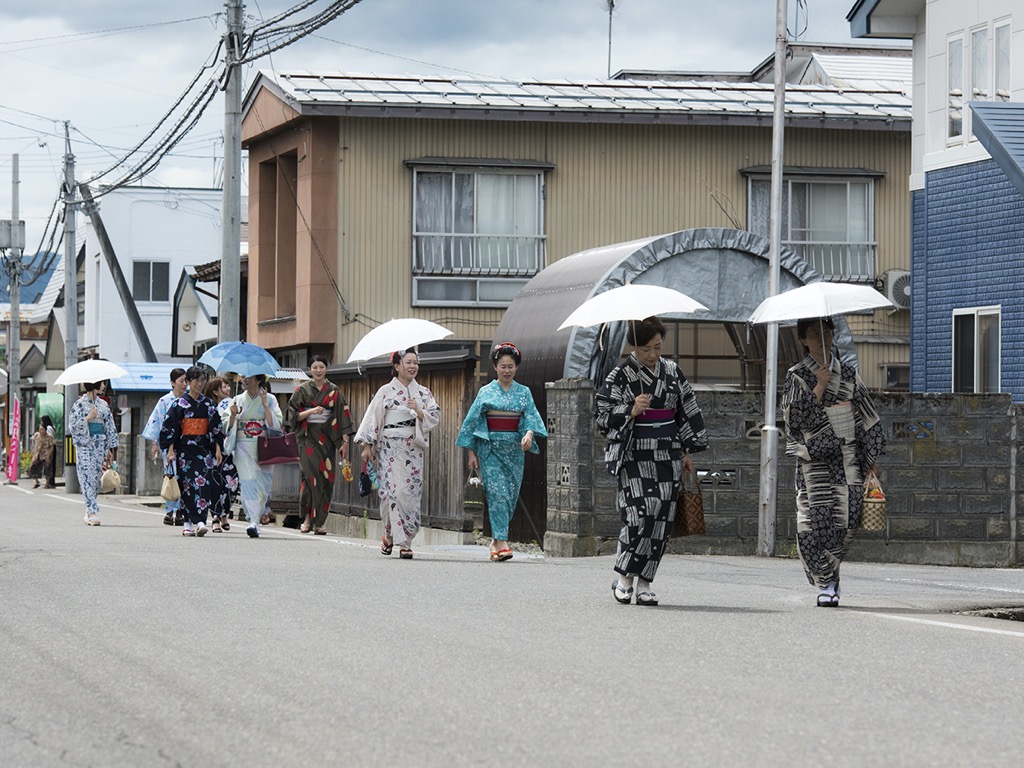 湯沢でまち歩きイベント「浴衣美人」　浴衣姿で岩崎地区巡る