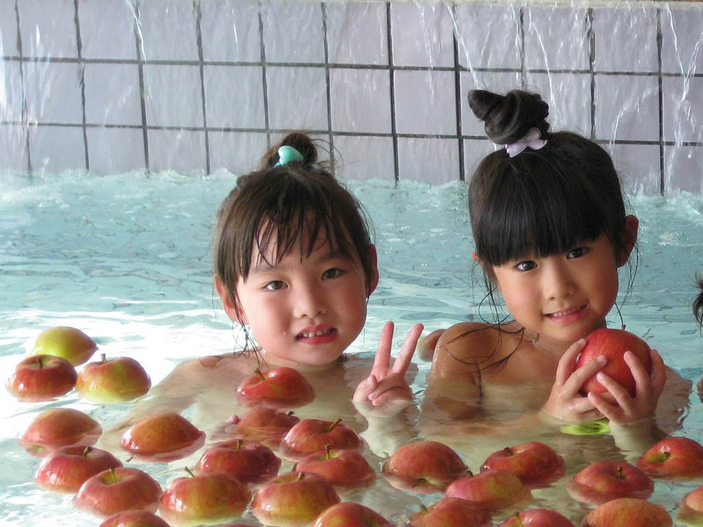 横手の「りんご風呂」今年も　特産「平鹿りんご」PR