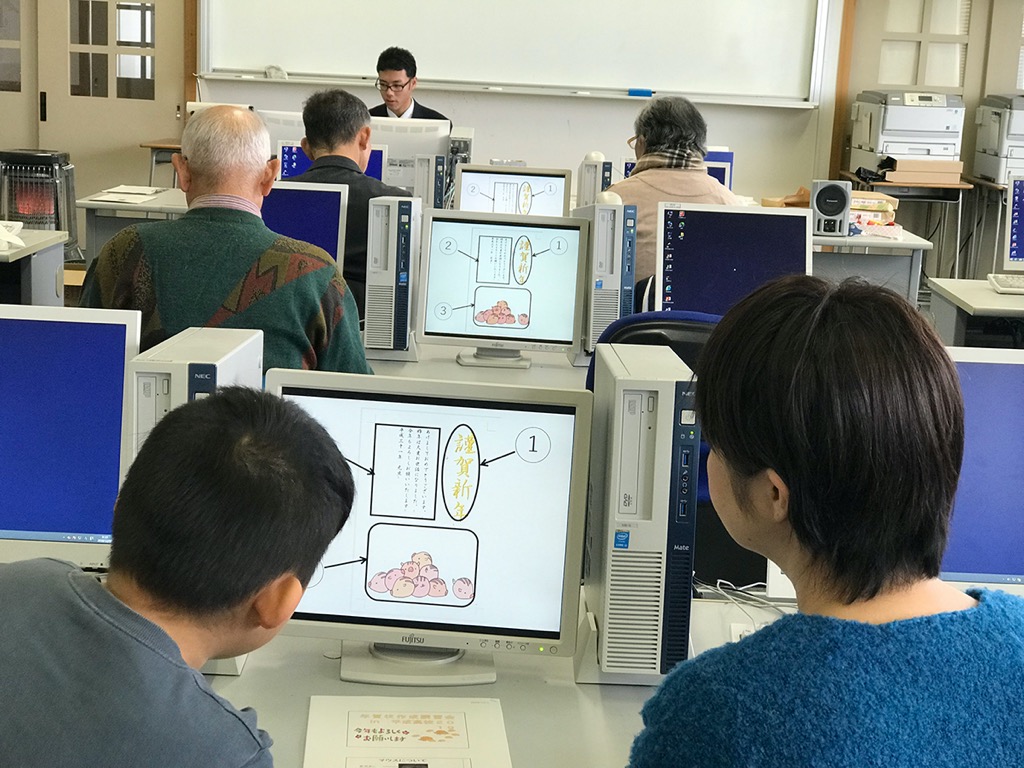 横手の高校で年賀状講習会　高校生が講師に<br>市民にパソコン操作教える