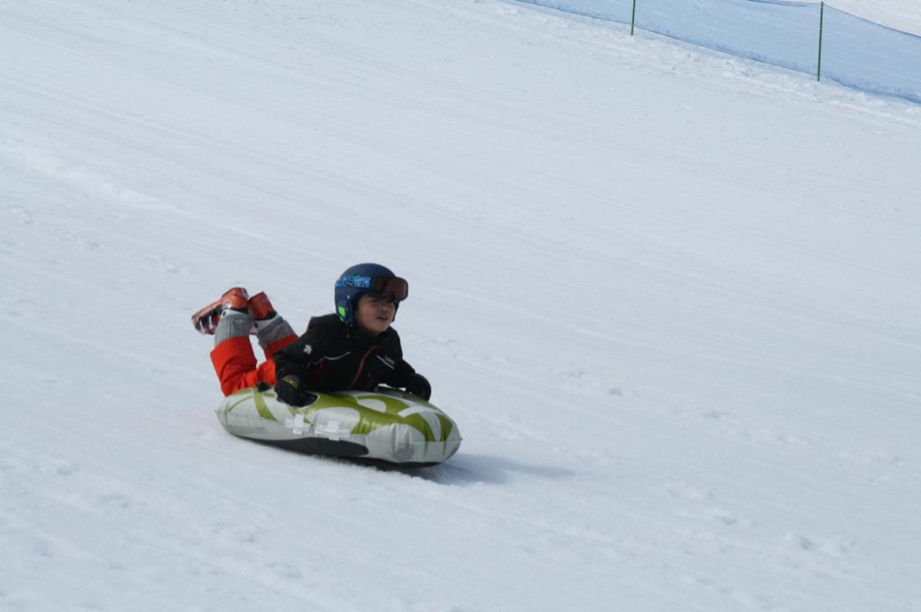 横手のスキー場で「エアーボード体験会」　さまざまな雪遊び紹介も