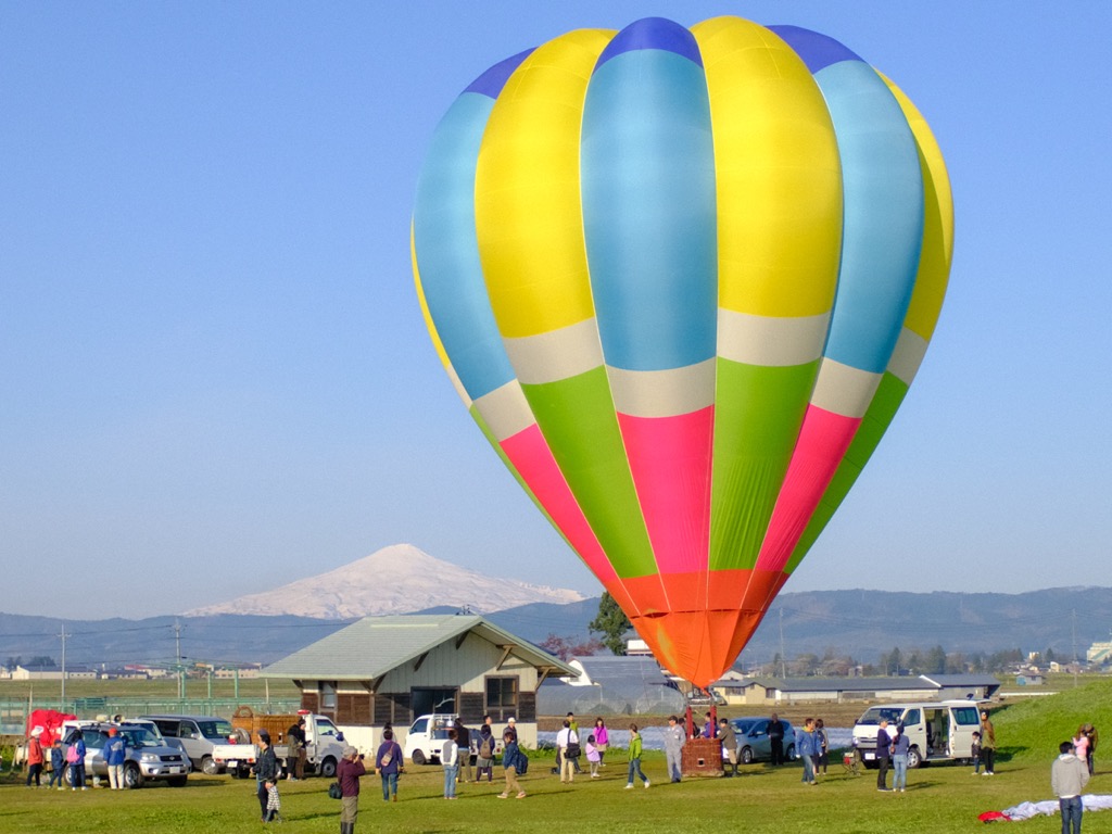 横手で熱気球の大会「秋田スカイフェスタ」　34機が飛行、無料搭乗体験も