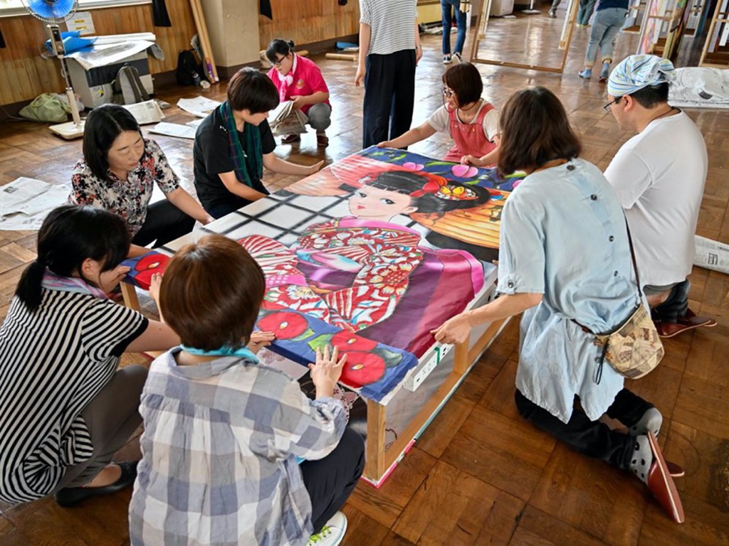 湯沢で「絵どうろう」の制作作業　市内外の38人が参加