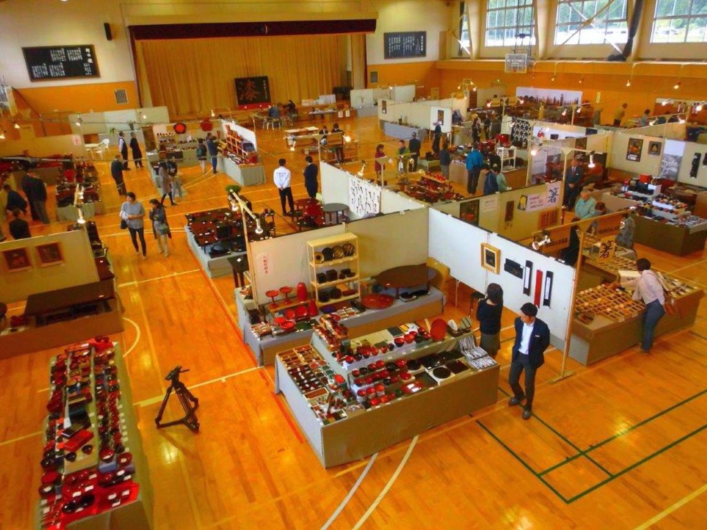 湯沢で伝統工芸「川連塗り」展示販売会　食器や家具など5000点そろえる