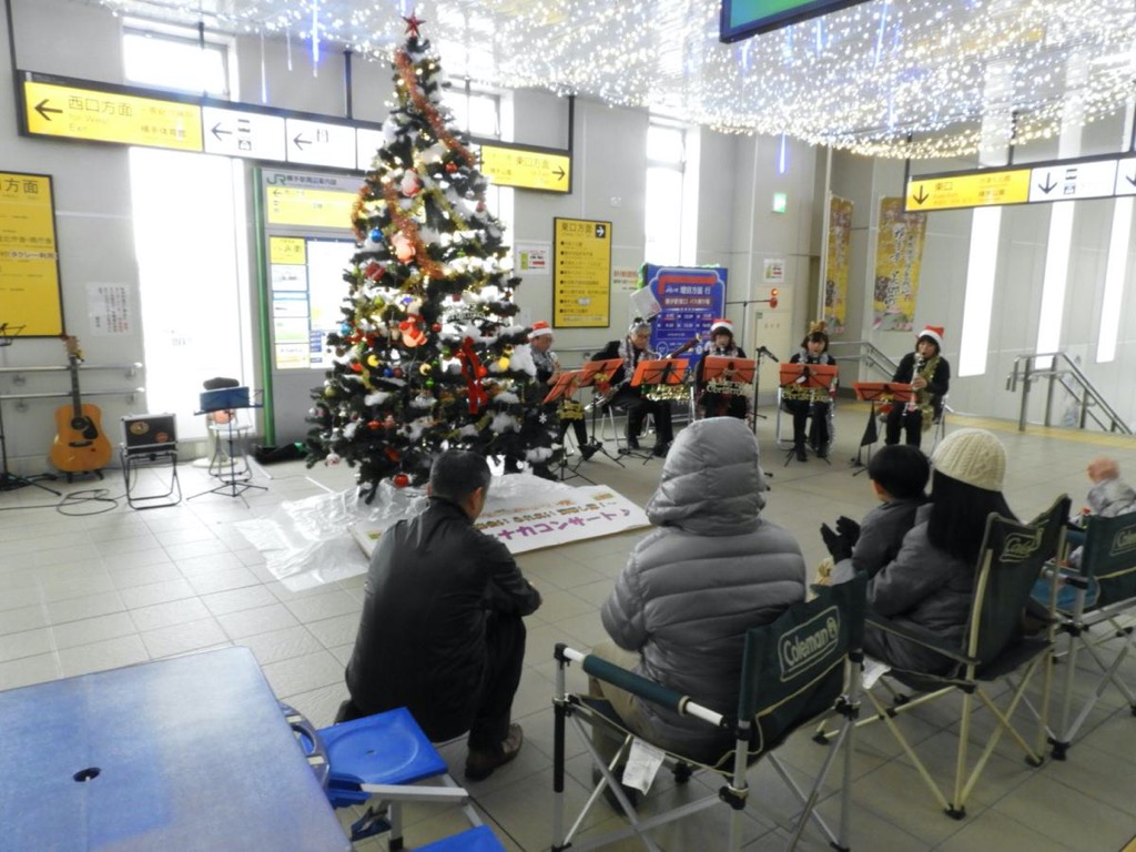 横手駅でクリスマスツリー点灯式　駅利用者をもてなし
